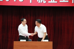 贾玉明书记与朝阳市人社局签订校地合作协议