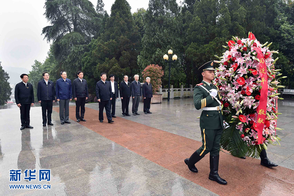 4月24日至27日,中共中央总书记、国家主席、中央军委主席习近平在安徽调研。这是4月24日上午,习近平在六安市金寨县红军广场瞻仰革命烈士纪念塔。 新华社记者李涛摄