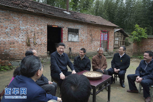 4月24日至27日,中共中央总书记、国家主席、中央军委主席习近平在安徽调研。这是4月24日下午,习近平在六安市金寨县花石乡大湾村向村民们了解脱贫工作情况。 新华社记者李学仁摄