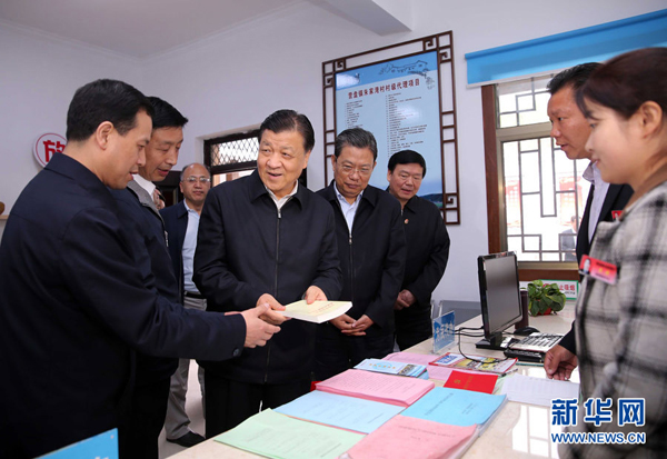 4月22日至25日,中共中央政治局常委、中央书记处书记刘云山在陕西调研。这是4月24日,刘云山来到商洛市柞水县朱家湾村党支部便民服务厅,详细了解基层党建工作情况。新华社记者 刘卫兵 摄