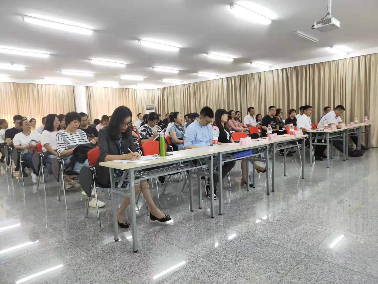 外国语学院召开2019级新生家长会